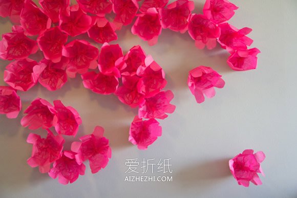 怎么用绵纸做花朵墙饰的方法图解- www.aizhezhi.com