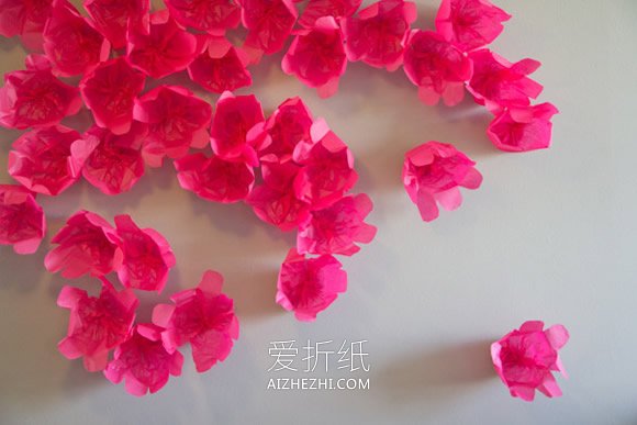 怎么用绵纸做花朵墙饰的方法图解- www.aizhezhi.com