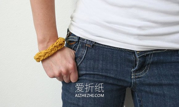 怎么用旧T恤编织制作男士手环的方法图解- www.aizhezhi.com