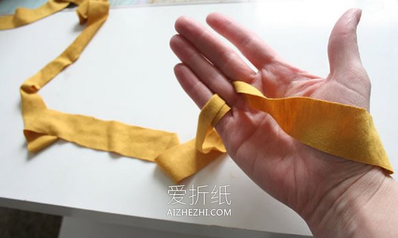 怎么用旧T恤编织制作男士手环的方法图解- www.aizhezhi.com