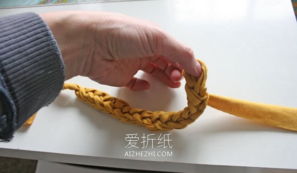 怎么用旧T恤编织制作男士手环的方法图解- www.aizhezhi.com