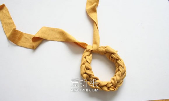怎么用旧T恤编织制作男士手环的方法图解- www.aizhezhi.com