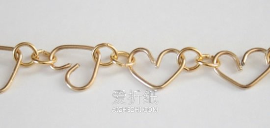 怎么用金属丝做爱心手链的方法图解- www.aizhezhi.com