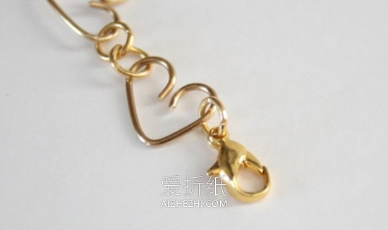 怎么用金属丝做爱心手链的方法图解- www.aizhezhi.com