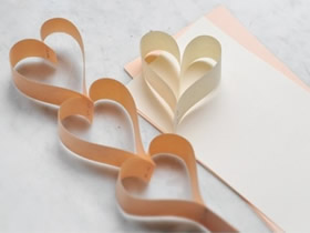 怎么用卡纸做爱心装饰的方法图解