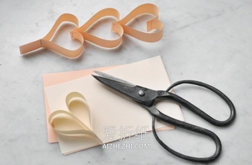 怎么用卡纸做爱心装饰的方法图解- www.aizhezhi.com