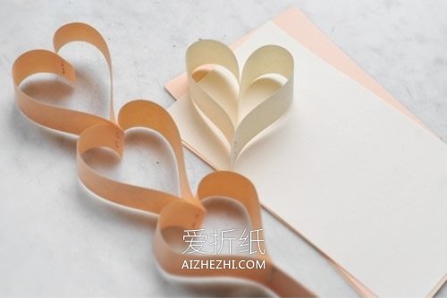 怎么用卡纸做爱心装饰的方法图解- www.aizhezhi.com