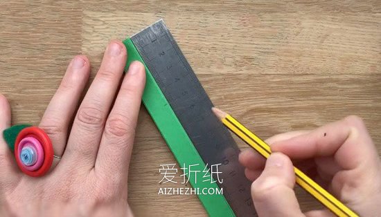 怎么用卡纸做立体圣诞树贺卡的方法图解- www.aizhezhi.com