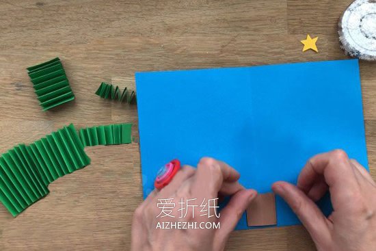 怎么用卡纸做立体圣诞树贺卡的方法图解- www.aizhezhi.com