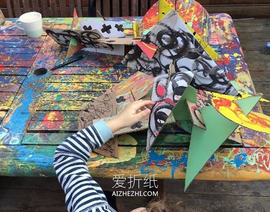 怎么用硬纸板做涂鸦怪物的方法图解- www.aizhezhi.com