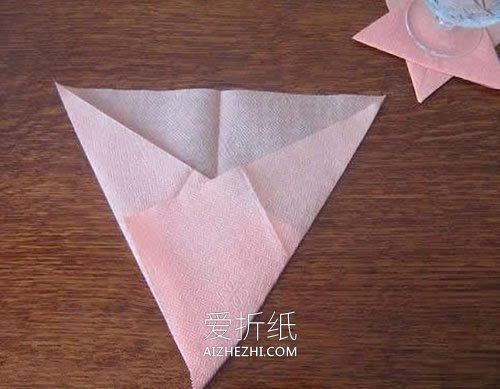 怎么用餐巾纸折纸星星杯垫的方法图解- www.aizhezhi.com