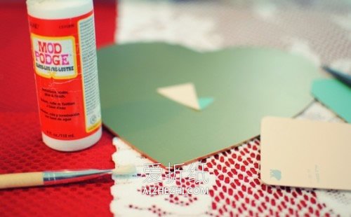 怎么用卡纸做情人节爱心挂饰的方法图解- www.aizhezhi.com