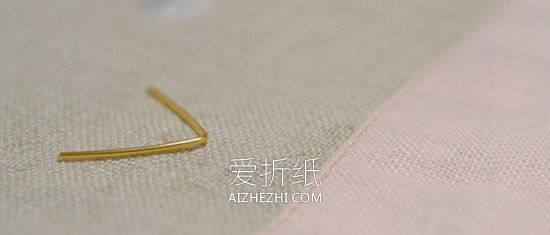 怎么用金属丝做情人节爱心手链的方法图解- www.aizhezhi.com