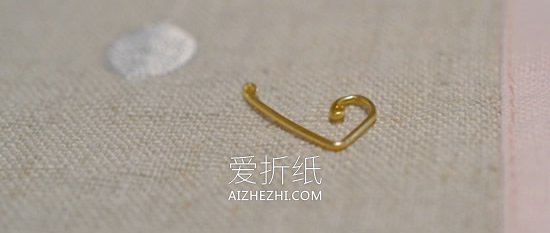 怎么用金属丝做情人节爱心手链的方法图解- www.aizhezhi.com