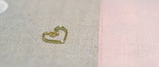 怎么用金属丝做情人节爱心手链的方法图解- www.aizhezhi.com