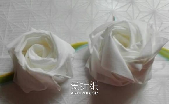 怎么用餐巾纸简单做玫瑰花的方法图解- www.aizhezhi.com