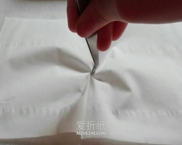 怎么用餐巾纸简单做玫瑰花的方法图解- www.aizhezhi.com