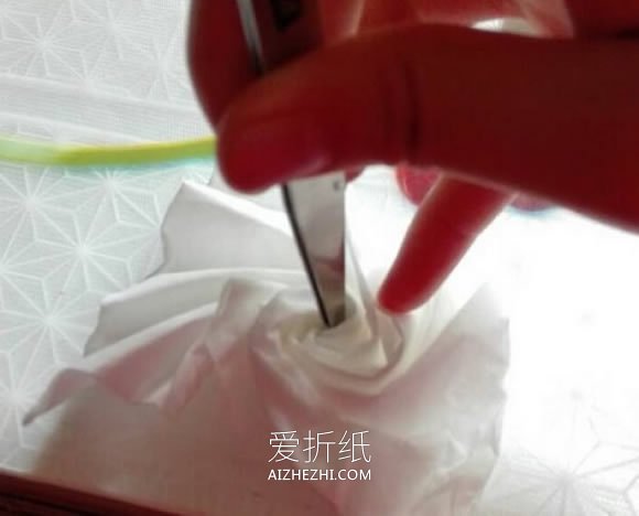 怎么用餐巾纸简单做玫瑰花的方法图解- www.aizhezhi.com