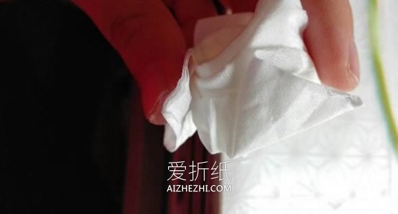 怎么用餐巾纸简单做玫瑰花的方法图解- www.aizhezhi.com