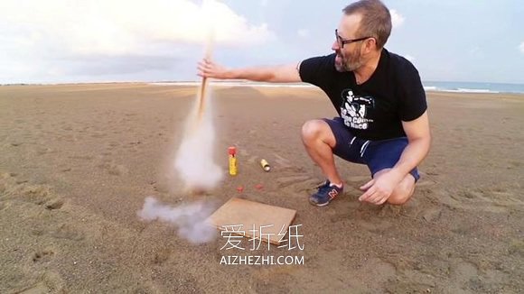 怎么用可乐做水火箭的方法图解- www.aizhezhi.com