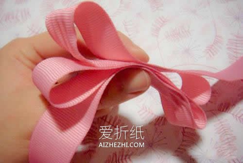 怎么用缎带做蝴蝶结珍珠手链的方法图解- www.aizhezhi.com