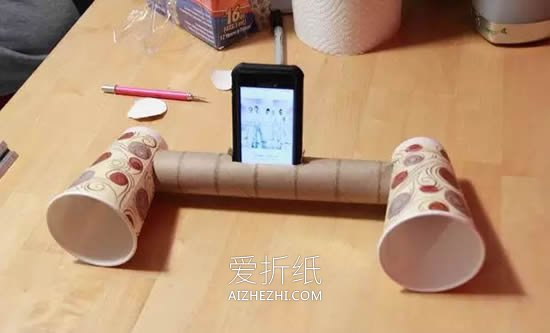 怎么用纸杯和保鲜膜筒做手机扩音器的方法图解- www.aizhezhi.com