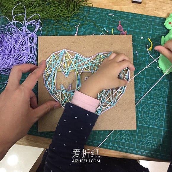 怎么用绕线画做母亲节爱心礼物的方法图解- www.aizhezhi.com