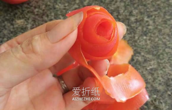 怎么用番茄做红玫瑰的方法图解- www.aizhezhi.com