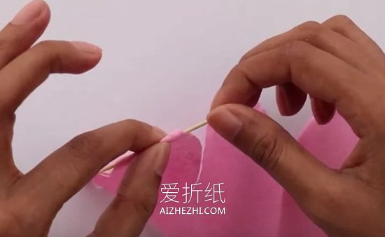 怎么用皱纹纸做玫瑰花的详细方法图解- www.aizhezhi.com