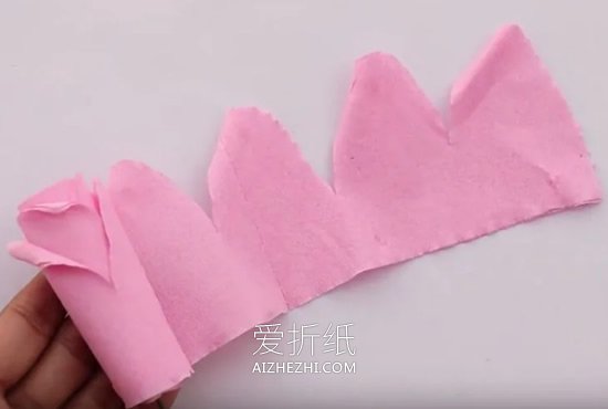 怎么用皱纹纸做玫瑰花的详细方法图解- www.aizhezhi.com