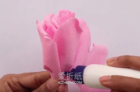 怎么用皱纹纸做玫瑰花的详细方法图解- www.aizhezhi.com
