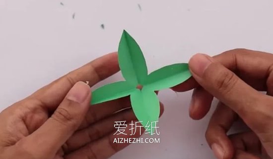 怎么用皱纹纸做玫瑰花的详细方法图解- www.aizhezhi.com