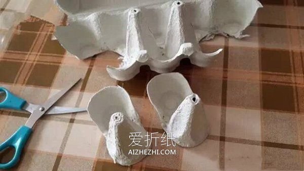 怎么用鸡蛋托做大公鸡的方法图解- www.aizhezhi.com