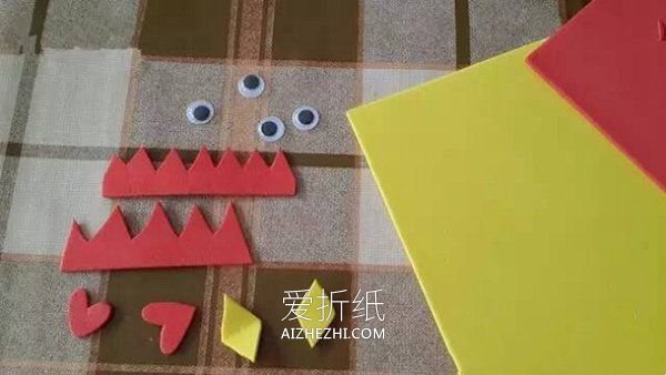 怎么用鸡蛋托做大公鸡的方法图解- www.aizhezhi.com
