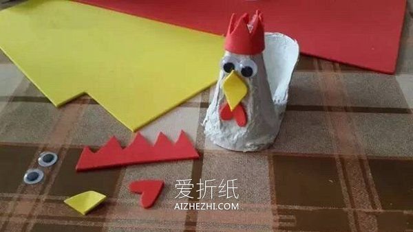 怎么用鸡蛋托做大公鸡的方法图解- www.aizhezhi.com