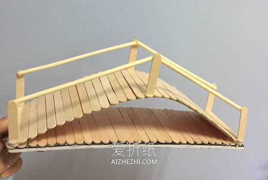 怎么用冰棍棒做拱桥的方法图解- www.aizhezhi.com