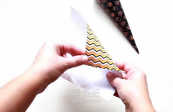怎么用包装纸做万圣节花环的方法图解- www.aizhezhi.com