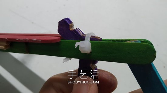 雪糕棍手工制作纸飞机橡皮筋弹射器的做法- www.aizhezhi.com
