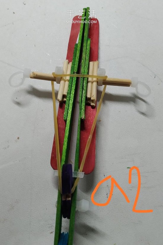 雪糕棍手工制作纸飞机橡皮筋弹射器的做法- www.aizhezhi.com