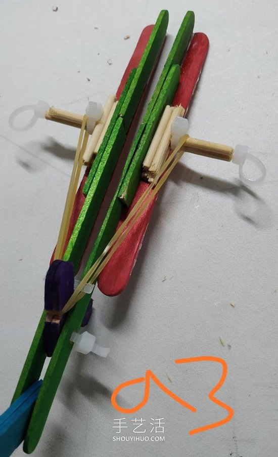 雪糕棍手工制作纸飞机橡皮筋弹射器的做法- www.aizhezhi.com