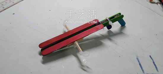 雪糕棍手工制作纸飞机橡皮筋弹射器的做法- www.aizhezhi.com