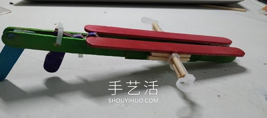 雪糕棍手工制作纸飞机橡皮筋弹射器的做法- www.aizhezhi.com