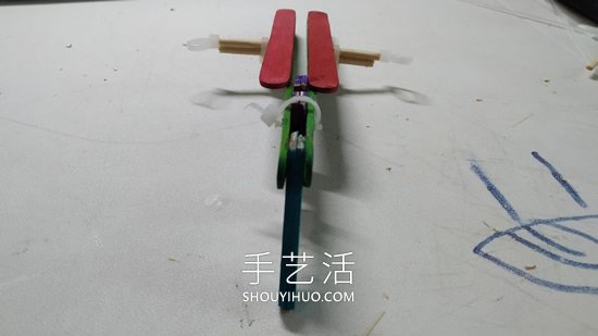 雪糕棍手工制作纸飞机橡皮筋弹射器的做法- www.aizhezhi.com