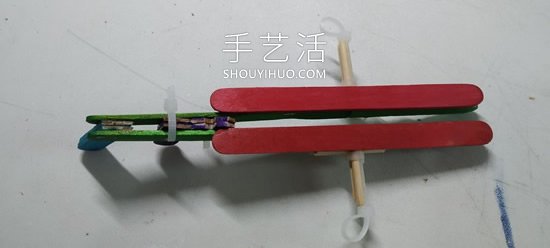 雪糕棍手工制作纸飞机橡皮筋弹射器的做法- www.aizhezhi.com