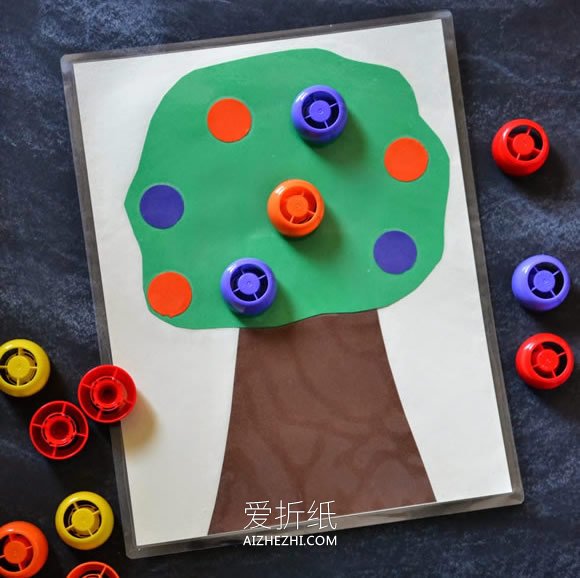 怎么用卡纸和瓶盖做果树粘贴画的方法图解- www.aizhezhi.com
