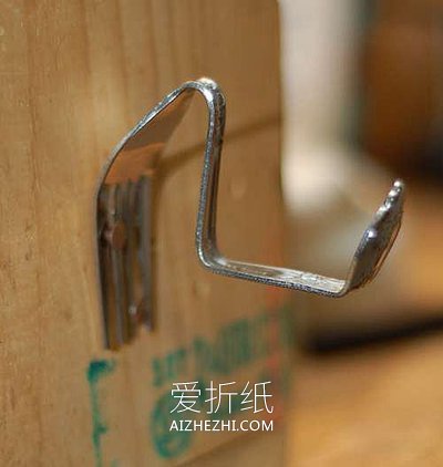 怎么用旧金属叉子做墙壁挂钩的方法图解- www.aizhezhi.com