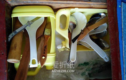 怎么用洗洁精瓶子做厨房收纳盒的方法图解- www.aizhezhi.com