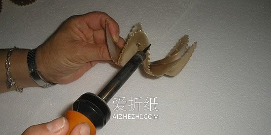 怎么用饮料塑料瓶做优雅花瓶的方法图解- www.aizhezhi.com