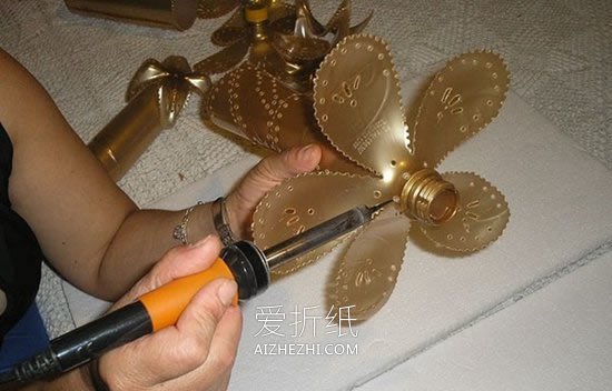 怎么用饮料塑料瓶做优雅花瓶的方法图解- www.aizhezhi.com