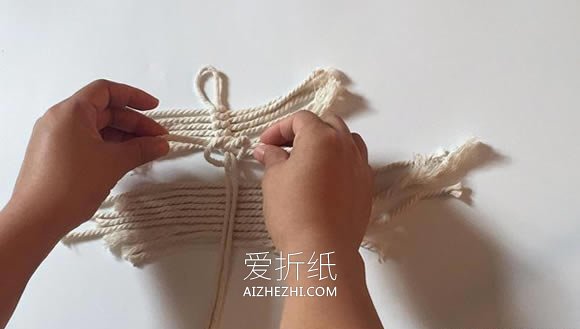 怎么用棉线打结做羽毛挂饰的方法图解- www.aizhezhi.com